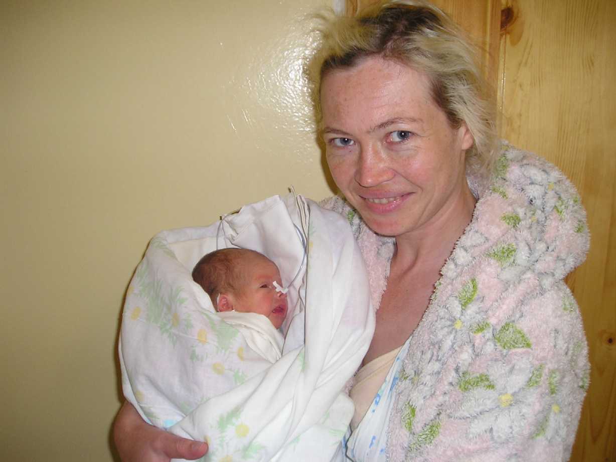 08  8 31  Dzina holding Rober, Madonna & babe on Sunday RED60PCT  P8310027